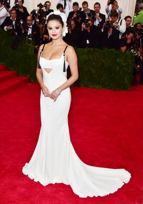 Tháng 5, 2015 Selena xuất hiện trong trang phục của Vera Wang. Tuy nhiên, nữ ca sĩ khiến nhiều người ngỡ ngàng không phải bởi vẻ ngoài xinh đẹp như mọi khi mà bởi cân nặng tăng trầm trọng.