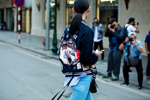 Bomber jacket họa tiết đang làm mưa làm gió suốt năm qua.