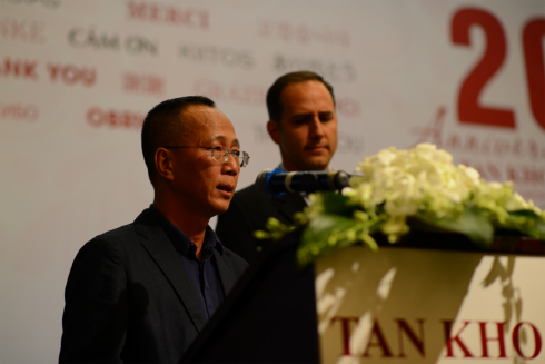Ông Lê Quang Huy, TGĐ Tấn Khoa trong lễ kỷ niệm và công bố phân phối sản phẩm mới