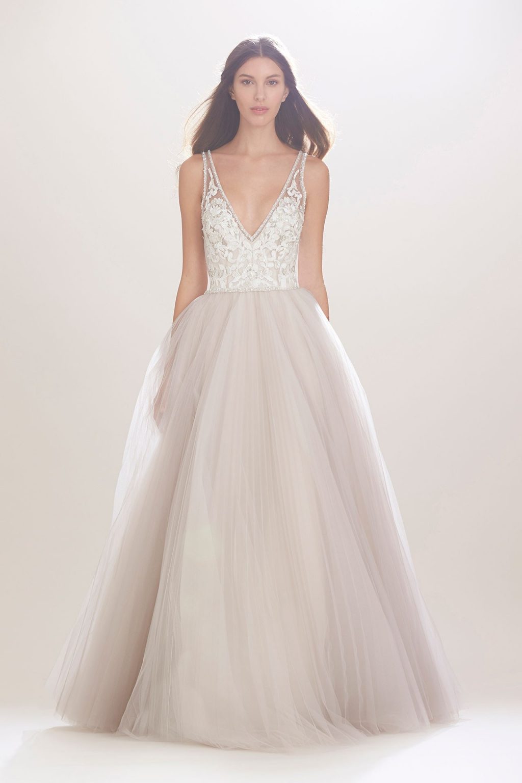 váy cưới đẹp với cổ chữ V khoét sâu của Carolina Herrera