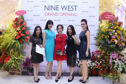 Giám đốc nhãn hàng – Bà Nguyễn Minh Diệp, chụp hình lưu niệm với người mẫu – MC Thúy Hạnh, Hoa hậu Thu Thủy và khách mời VIP.