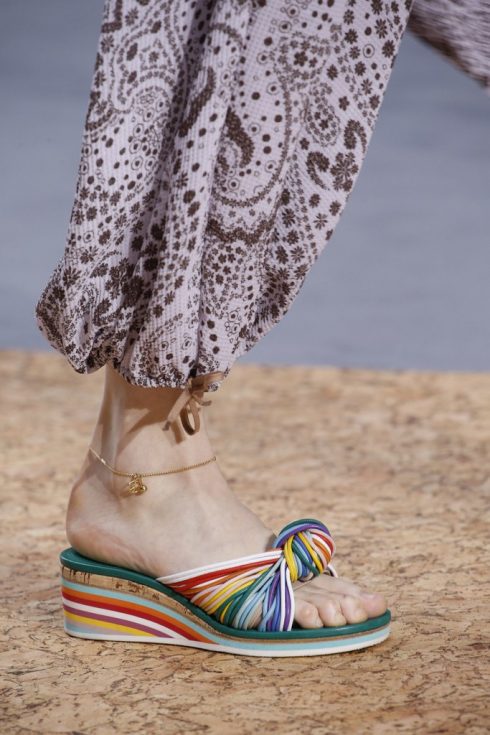Mách bạn chọn các kiểu giày sandal nữ hot nhất hiện nay
