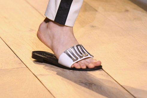 Mách bạn chọn các kiểu giày sandal nữ hot nhất hiện nay