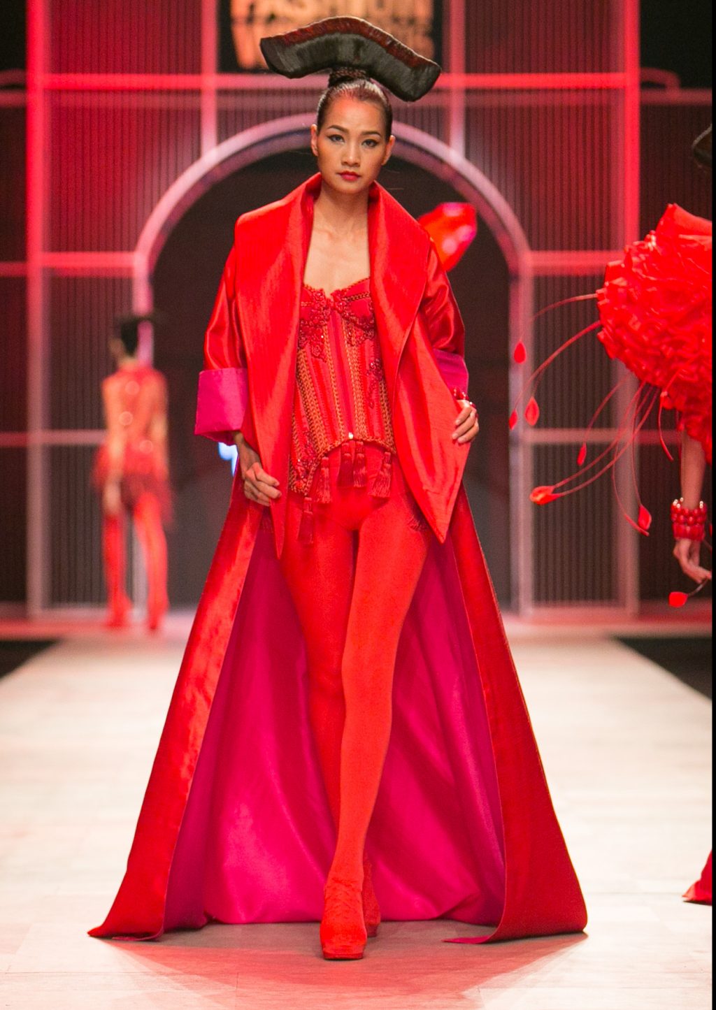 NTK Frederick Lee "nhuộm đỏ" sàn diễn thời trang Thu-Đông 2016 -ELLE VN