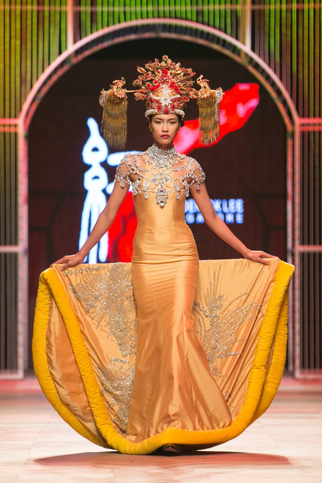 NTK Frederick Lee "nhuộm đỏ" sàn diễn thời trang Thu-Đông 2016 