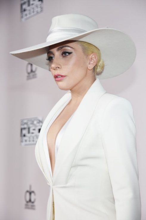 10 ngôi sao có phong cách trang điểm đẹp nhất thảm đỏ AMA 2016 - Lady Gaga