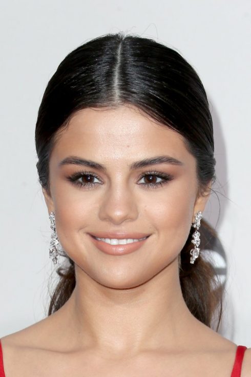 10 ngôi sao có phong cách trang điểm đẹp nhất thảm đỏ AMA 2016 - Selena Gomez