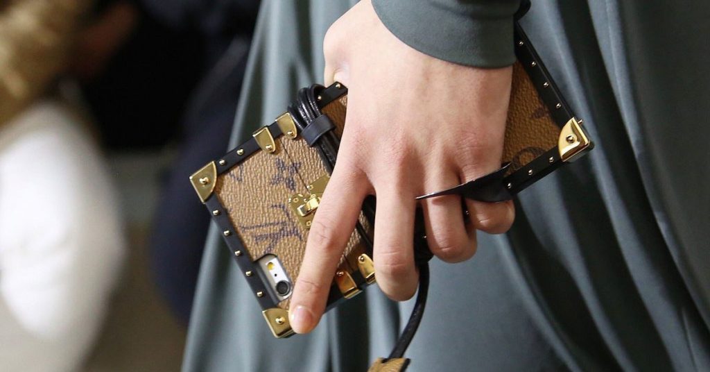 Ốp Case iphone của các hãng thời trang Petit Malle Louis Vuitton case - elle vn