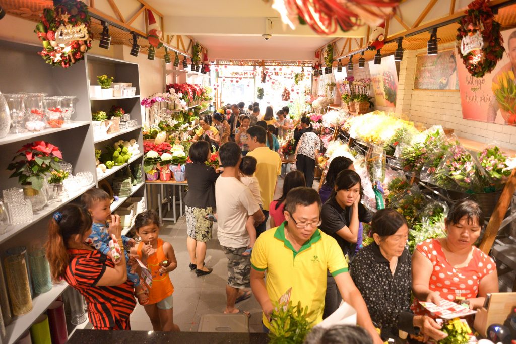 Người yêu hoa quận 6 háo hức tham quan và mua sắm tại cửa hàng Dalat Hasfarm Hậu Giang, TP.HCM