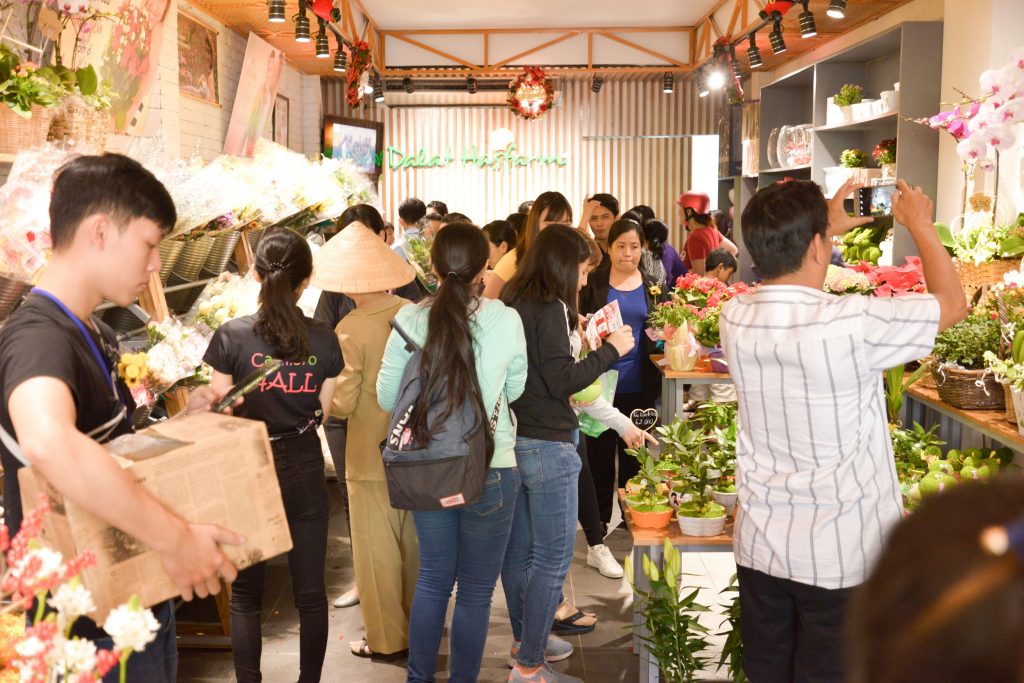 Người yêu hoa quận 6 háo hức tham quan và mua sắm tại cửa hàng Dalat Hasfarm Hậu Giang, TP.HCM - 02