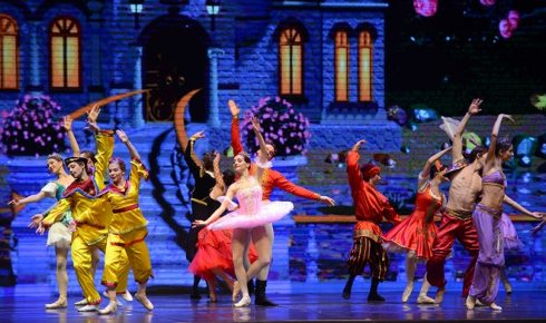 Vở ballet "Kẹp Hạt Dẻ" này được nhà soạn nhạc thiên tài P.Tchaikovsky soạn vào năm 1890, dựa trên truyện ngắn "Kẹp hạt dẻ và Vua chuột" của nhà văn Đức E. T. A. Hoffmann. 