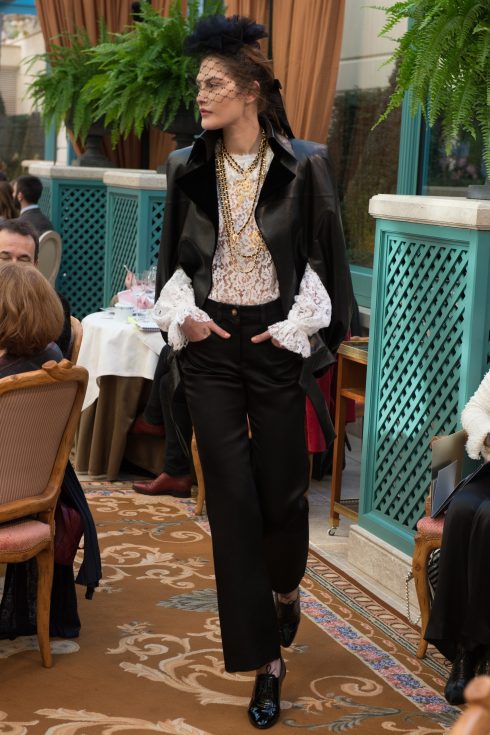 cara-delevingne-tai-xuat-san-catwalk-tai-buoi-ra-mat-chanel-pre-fall-2017-13