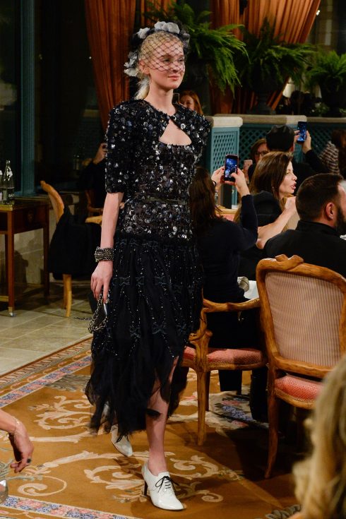 Cara Delevingne tái xuất tại buổi ra mắt BST Chanel Pre-Fall 2017