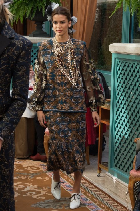 cara-delevingne-tai-xuat-san-catwalk-tai-buoi-ra-mat-chanel-pre-fall-2017-20