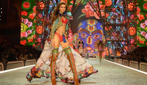 Gigi Hadid trong show diễn Victoria's Secret 2016