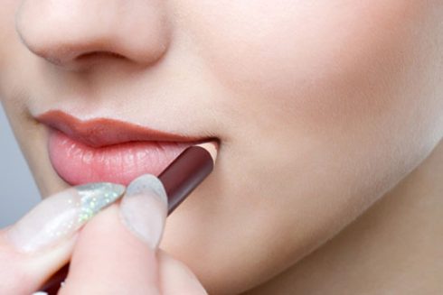 Cách sử dụng kem che khuyết điểm môi cho một đôi môi hoàn hảo ELLE VN