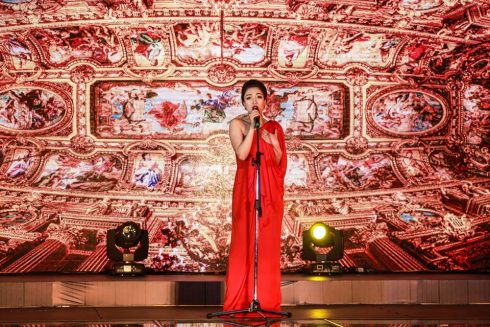 Giọng ca Opera ngọt ngào - ca sĩ Phạm Thu Hà mang đến những ca khúc làm ấm bầu không khí của buổi tiệc. 