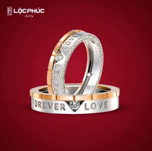 Kiểu nhẫn chữ cầu kỳ cùng dáng vẻ tân thời, Forever love là thiết kế không chỉ có sự chế tác kì công phức tạp mà còn là biểu tượng trường tồn cho thông điệp của tình yêu 