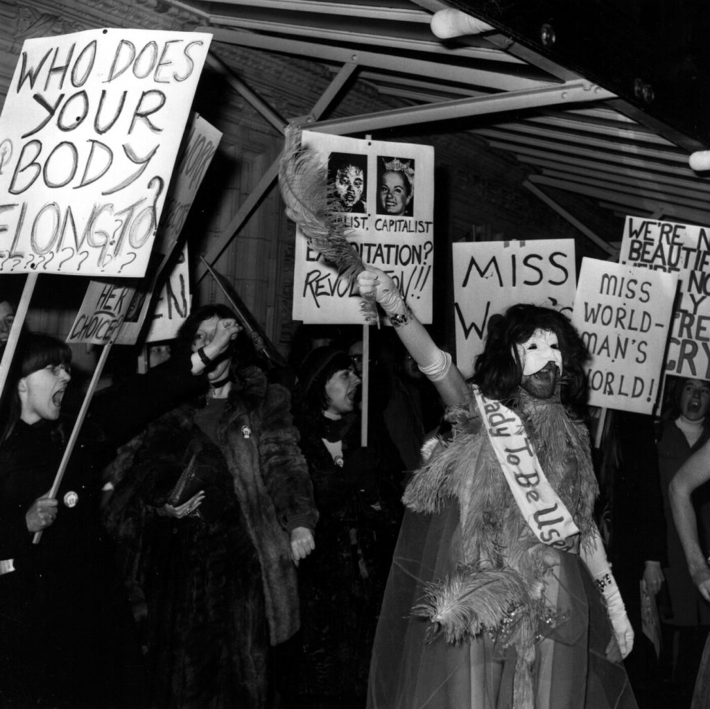 Đám đông biểu tình phản đối cuộc thi Hoa hậu Thế giới 1970.