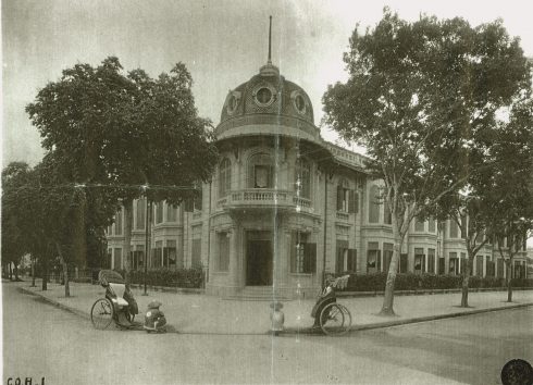 góc đại lộ Carreau và Henri-Rivière (phố Lý Thường Kiệt và phố Ngô Quyên ngày nay). Vào khoảng đầu thế kỷ XX (năm 1917 - 1918), người Pháp đã quyết định xây dựng tại đây một khách sạn 2 tầng, mang đặc trưng kiến trúc của Pháp với tên gọi Le Coq d’Or (Gà Trống vàng) 