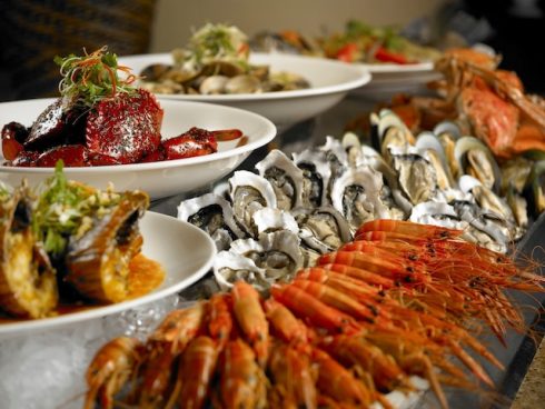 Buffet hải sản với nhiều loại hải sản tươi ngon. 