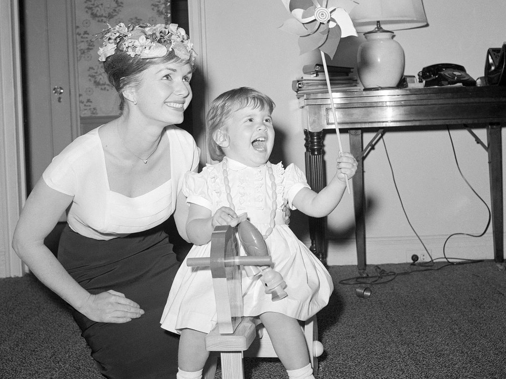Hai mẹ con Debbie Reynolds và Carrie Fisher - 03