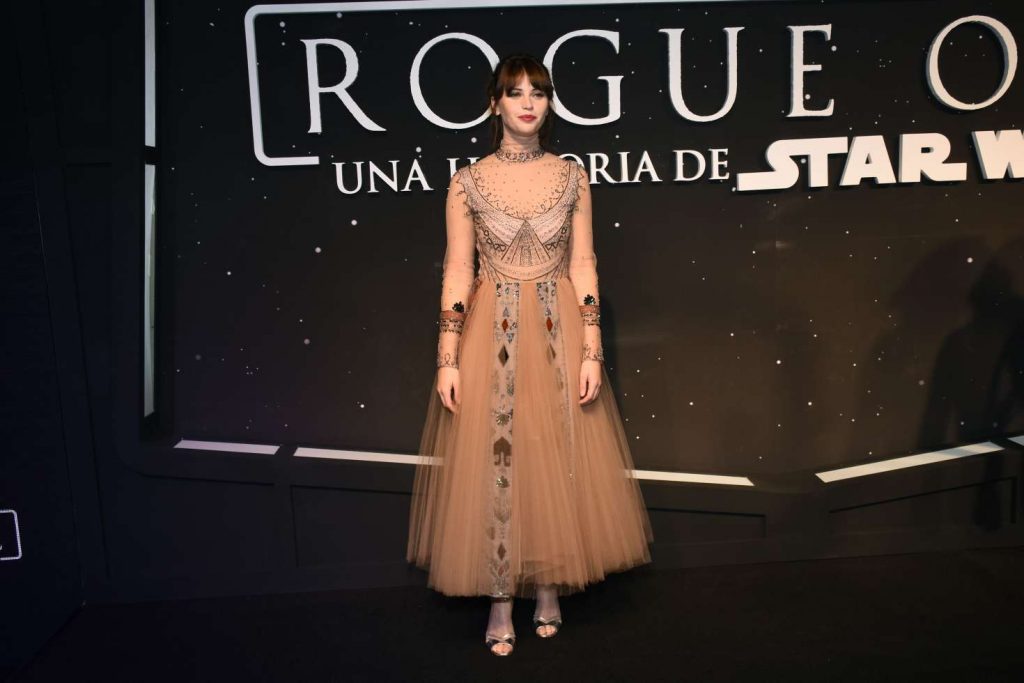 Nữ diễn viên Felicity Jones trong chiến dịch quảng bá phim Rogue One: Star Wars.