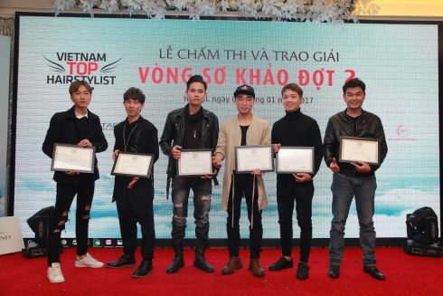 Top 6 thí sinh dành những tấm vé đi tiếp vào vòng chung kết VTHS 2017: Thí sinh Vũ Xuân Túc, Nguyễn Minh Dũng, Nhữ Đình Ngọc, Đào Mạnh Minh, Đào Trường Giang và Ngô Thành kiên (Từ trái qua) 