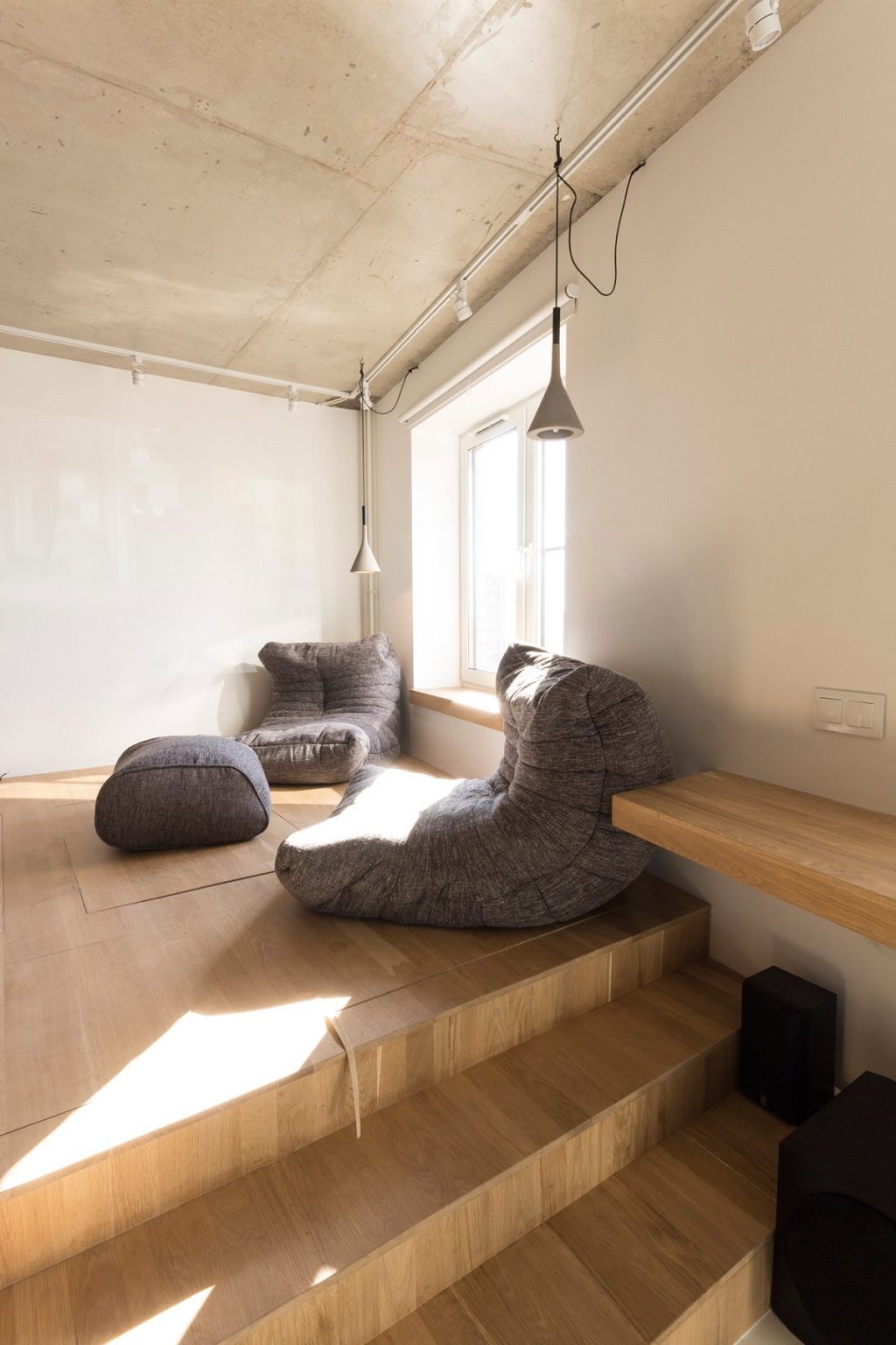 6.Upper-level-relaxation-space-wooden-grey-hanging-light-simple-square-window