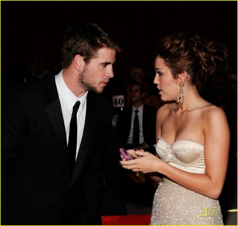 Hình ảnh Miley Cyrus bên cạnh Liam