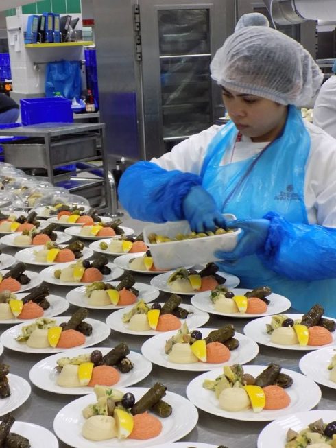 Mỗi công nhân sẽ đeo găng tay, đội mũ, mặc áo khi chuẩn bị món ăn để đảm bảo an toàn cho từng quy trình sản xuất. 
