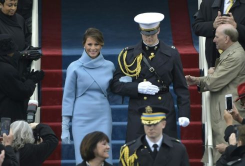 Thiết Kế nhà trắng Melania váy xanh