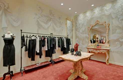 Cửa hàng pop-up của Dolce đã bắt đầu bán các mẫu trang phục mới nhất trong BST Xuân-Hè 2017 của Dolce 