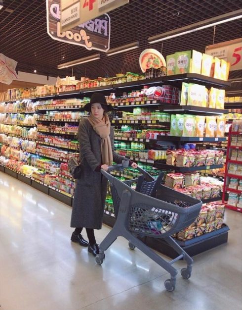 Hình ảnh Yoona đi siêu thị đã trở thành chủ đề nóng trên mạng xã hội Hàn. Nguyên do đơn giản là vì cô nàng quá xinh đẹp.