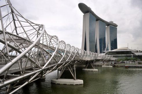 Cầu Helix Bridge cũng nằm trong khu vực Marina Bay, nên rất thuận tiện cho việc kết hợp thăm quan