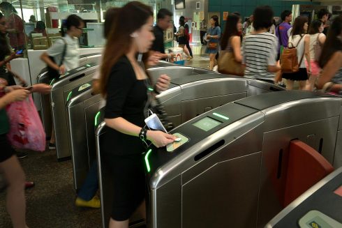 Quẹt thẻ MRT trước khi vào trạm