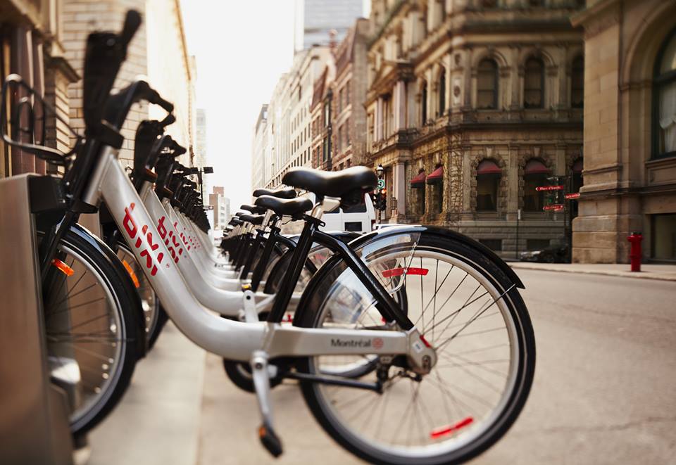 Bixi - xe đạp công cộng sẽ giúp bạn Du lịch Canada, 24 giờ thăm thú Montréalphá thành phố theo một góc nhìn mới. 
