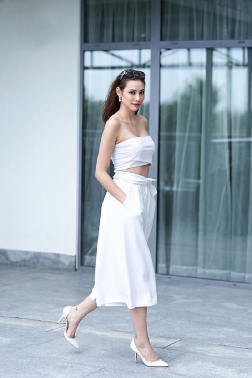 Người đẹp hoàn thiện phong cách nữ tính và thanh lịch khi kết hợp bộ trang phục màu trắng tinh khôi với dày cao gót giản dị.