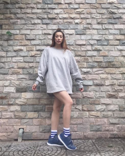Thời trang "giấu quần" với áo sweater rộng tạo sự năng động, khỏe khoắn.