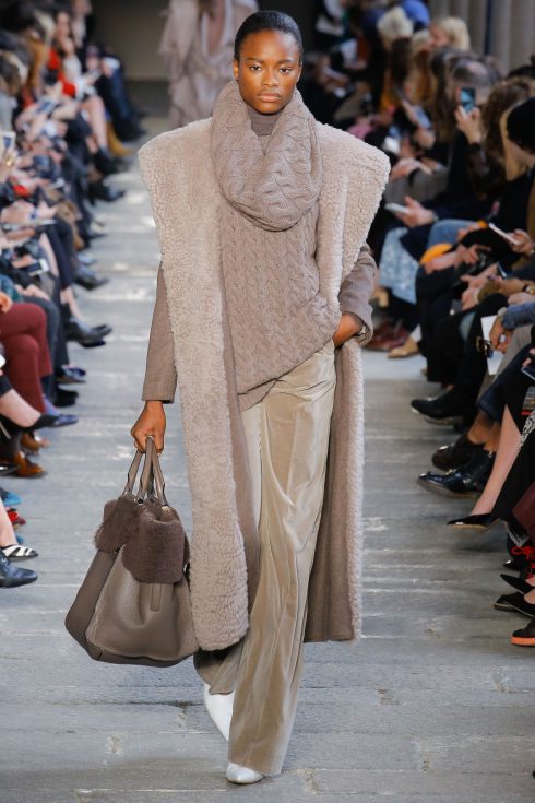 Những chiếc áo len cổ vặn thừng trong BST Thu-Đông của Max Mara