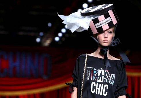 Chiếc mũ hộp giấy tái chế đầy ấn tượng của Moschino