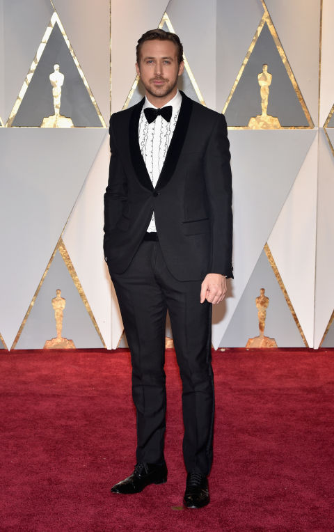 Ryan Gosling, nam chính của La La Land diện vest đen lịch lãm.