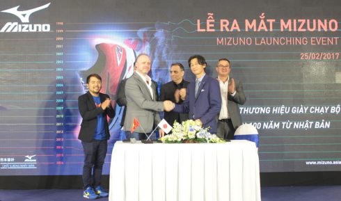 Đại diện Supersports Việt Nam, Ông Darryl Peacock (1st left) và Tổng Giám đốc Mizuno Singapore, ông Kiyoshi Tatani trong phần nghi thức ký kết hợp đồng phân phối độc quyền tại lễ ra mắt giầy Mizuno lần đầu tiên tại Việt Nam.