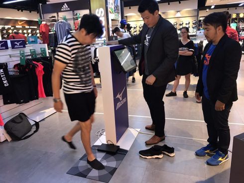 Khách hàng trải nghiệm máy đo bàn chân với công nghệ “Precision Fit” của Mizuno