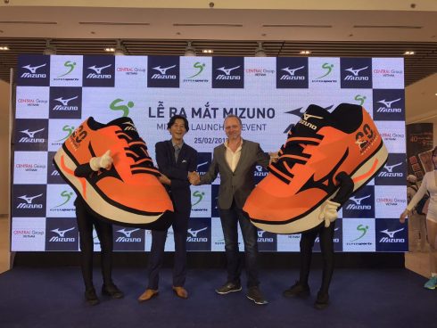 Đại diện Supersports Việt Nam, Ông Darryl Peacock (Bìa phải) và Tổng Giám đốc Mizuno Singapore, ông Kiyoshi Tatani cùng giới thiệu giầy Mizuno đến quan khách trong lễ ra mắt giầy Mizuno lần đầu tiên tại Việt Nam.