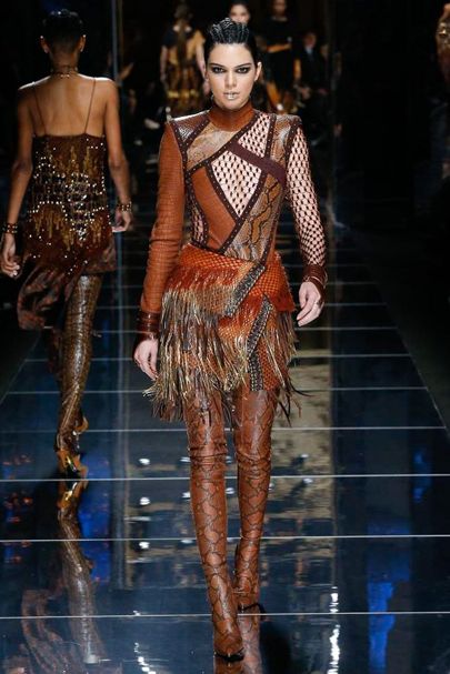 Kendall trong một thiết kế mạnh mẽ của Balmain