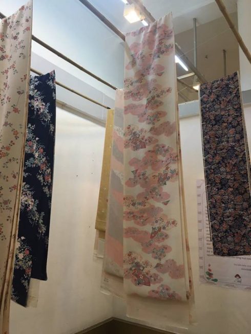 hàng trăm sản phẩm được làm từ vải Nhật cũng được trưng bày, giới thiệu tại triển lãm.