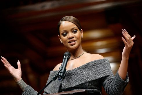 Rihanna phát biểu gì khi nhận giải Nhân đạo tại ĐH Harvard? ELLE VN