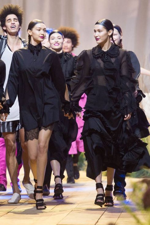 Gigi và Bella Hadid chia sẻ cảm xúc khi làm việc cùng nhau