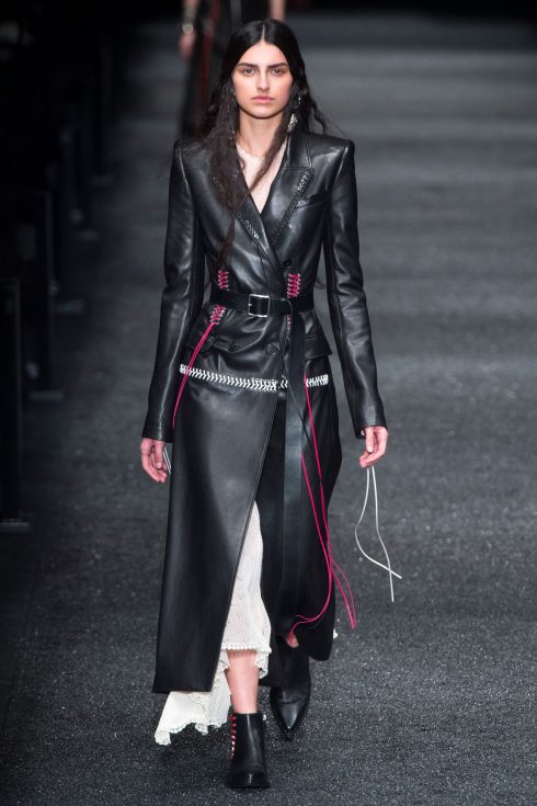 Xu hướng thời trang áo khoác da dáng dài trong BST Alexander McQueen